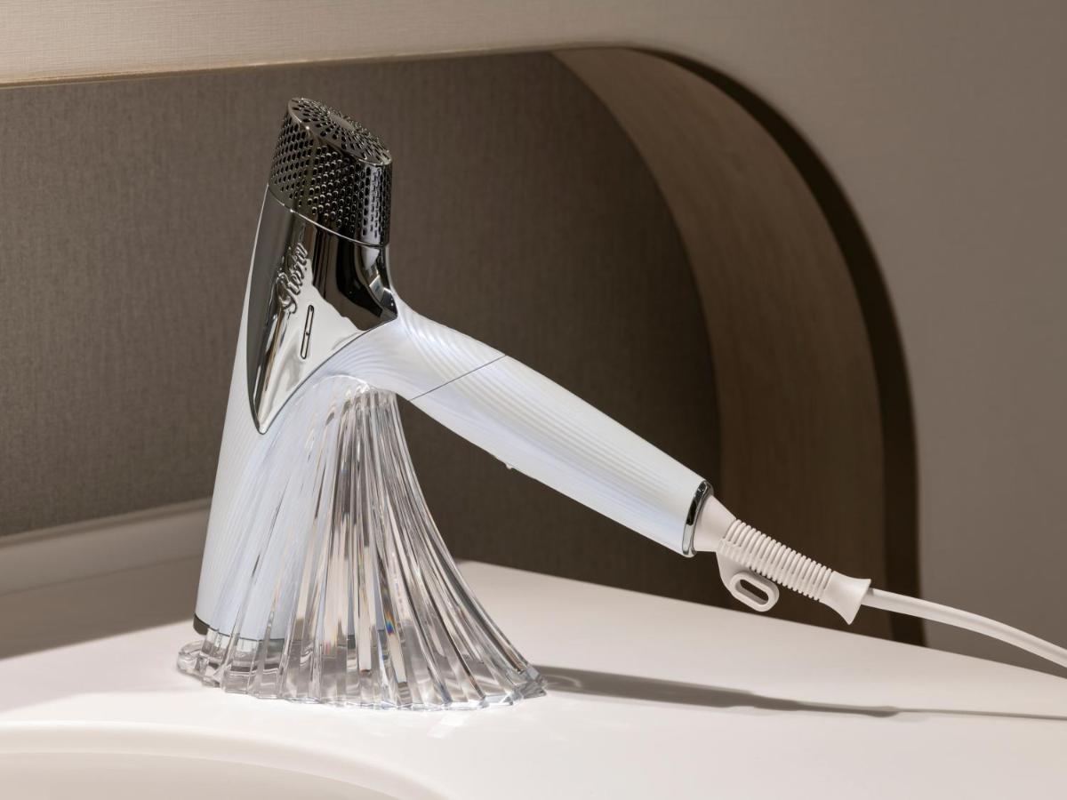 Mitsui Garden Hotel Yokohama Minatomirai Premier Zewnętrze zdjęcie A hair dryer