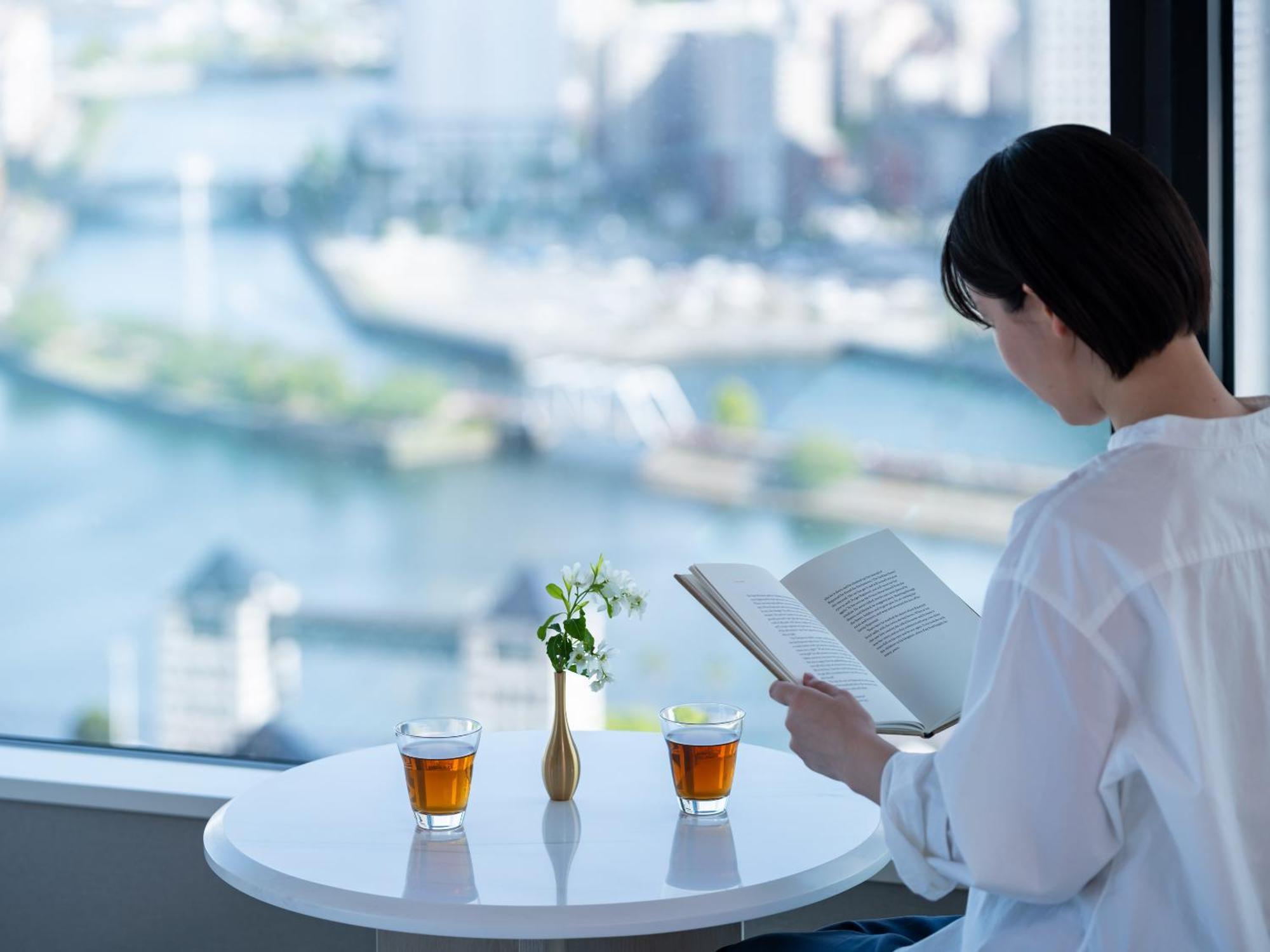 Mitsui Garden Hotel Yokohama Minatomirai Premier Zewnętrze zdjęcie A woman reading a book
