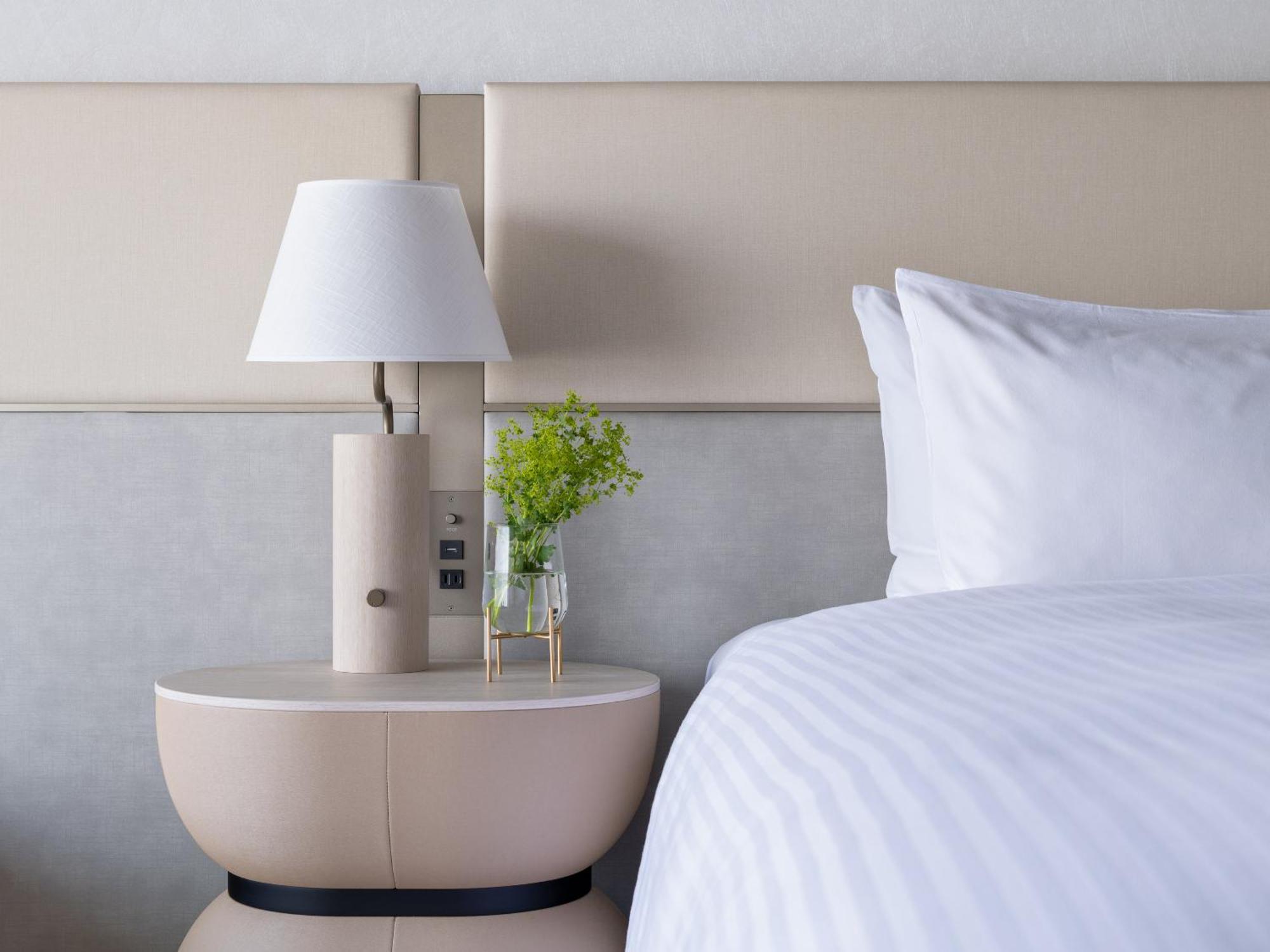 Mitsui Garden Hotel Yokohama Minatomirai Premier Zewnętrze zdjęcie A bedside table