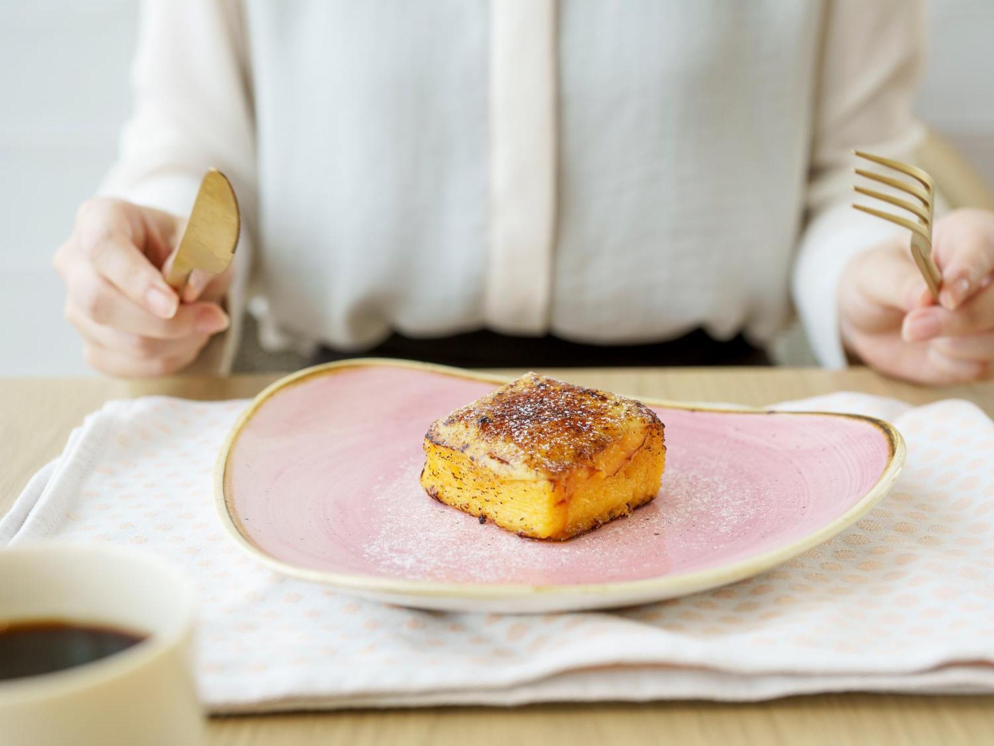 Mitsui Garden Hotel Yokohama Minatomirai Premier Zewnętrze zdjęcie A woman with a plate of food