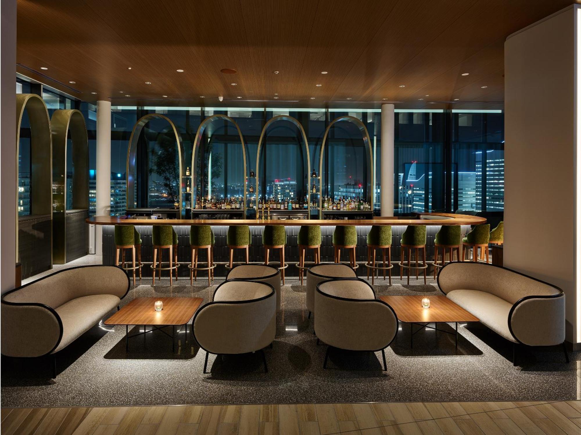 Mitsui Garden Hotel Yokohama Minatomirai Premier Zewnętrze zdjęcie The bar at the 360° Sky Lounge