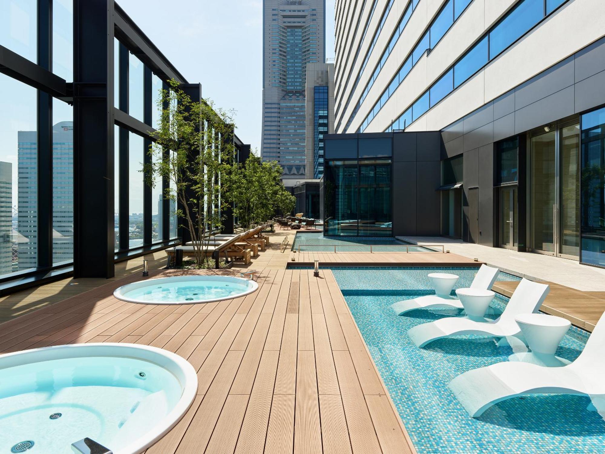 Mitsui Garden Hotel Yokohama Minatomirai Premier Zewnętrze zdjęcie The rooftop pool at the hotel